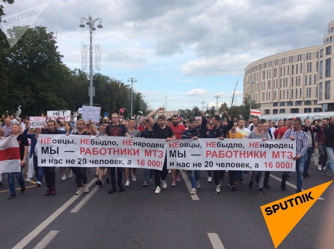 Протесты в Беларуси. Митинг под Домом правительства: цветы в щитах и селфи  с военными