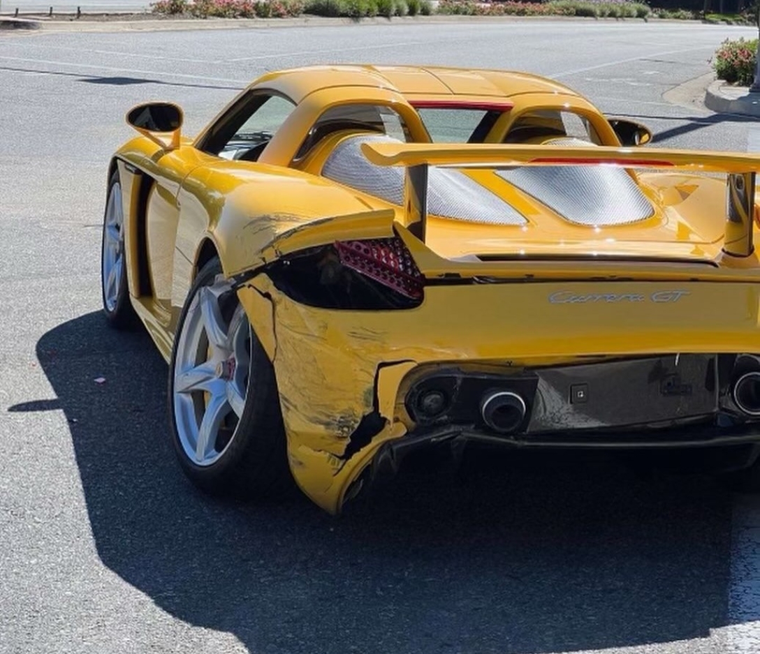 Суперкар Porsche Carrera GT разбили и бросили прямо на дороге