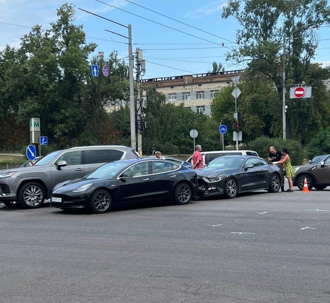 автопригода київ, автопригода в Києві, Даша Квіткова, Lexus LX, Ford Mustang, Tesla Model 3