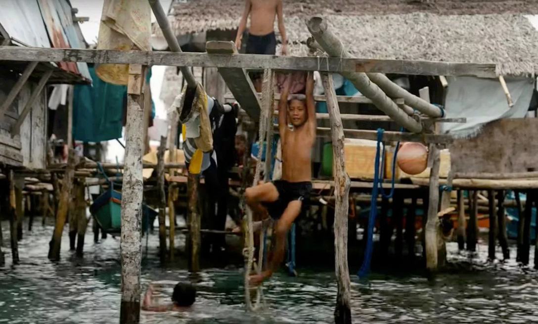 Старійшина племені баджао, село на острові, острівне плем'я, можуть плавати під водою, окуляри для пірнання, традиції племені