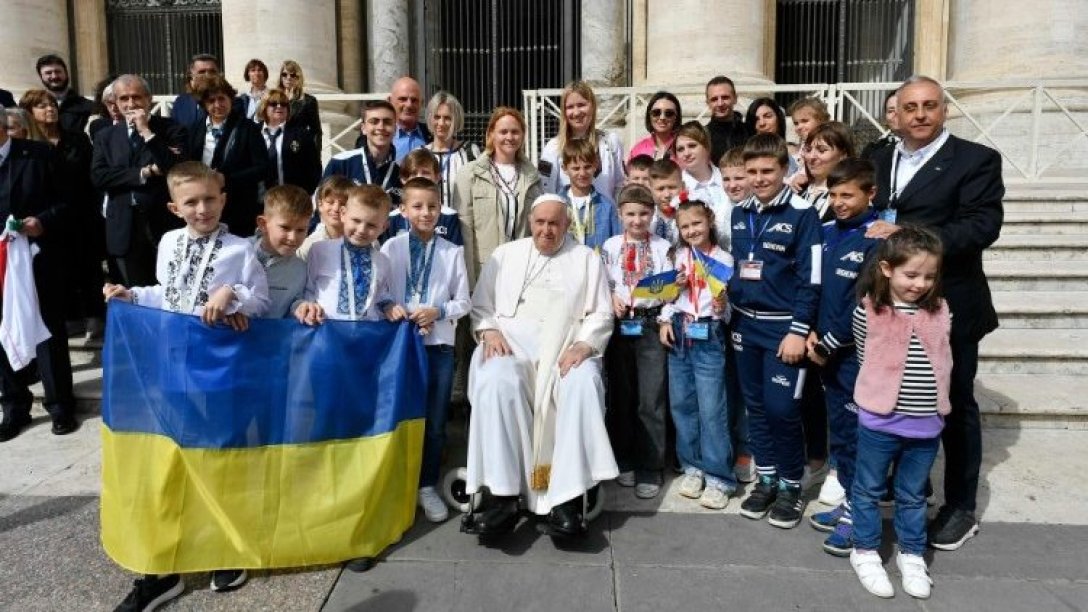 Папа Римський з дітьми з України