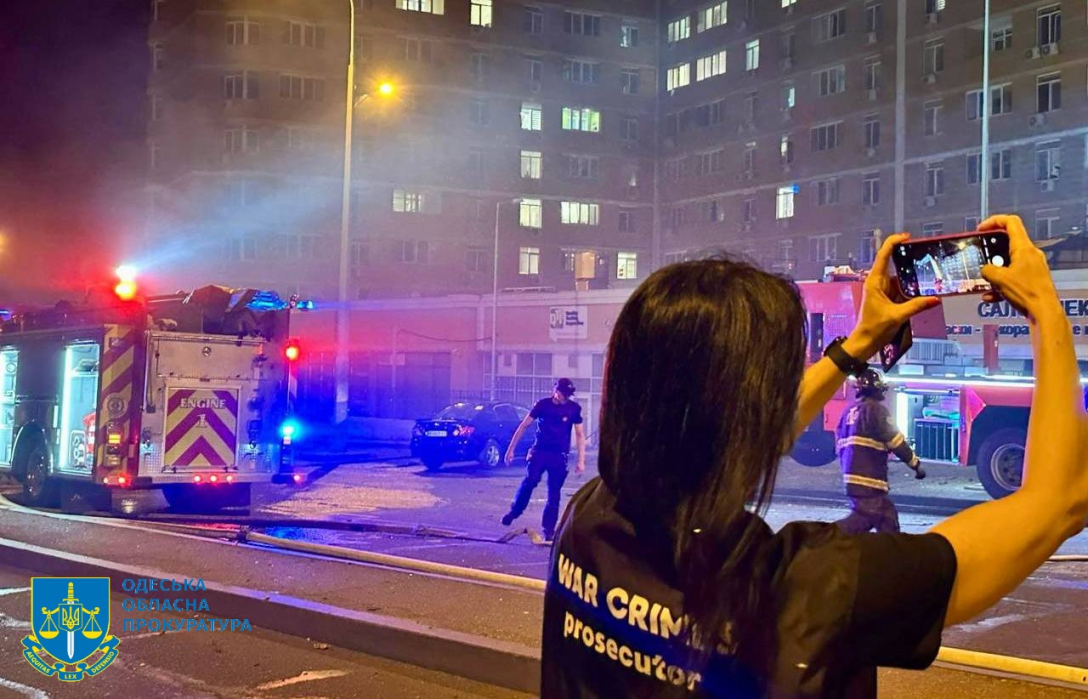 Співробітники прокуратури фіксують наслідки удару БПЛА по Одесі