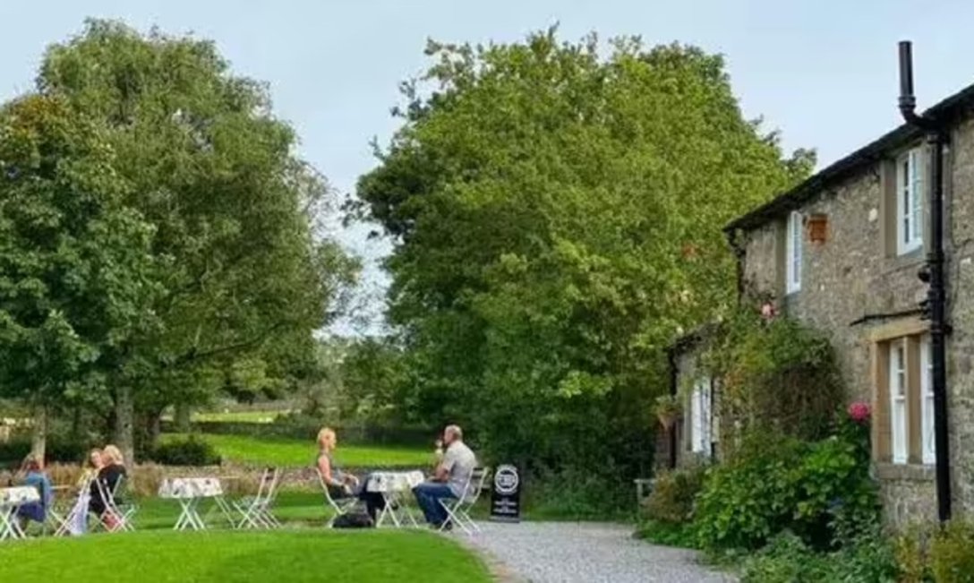 Село Downham в Обединеното кралство, село, имение, туристи, без модерни удобства, красиво село,