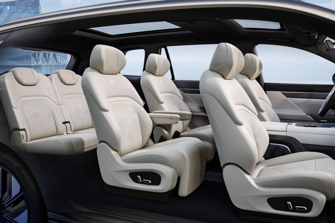 Сімейний електрокросовер Dongfeng eπ 008 за 30 000 доларів дебютував