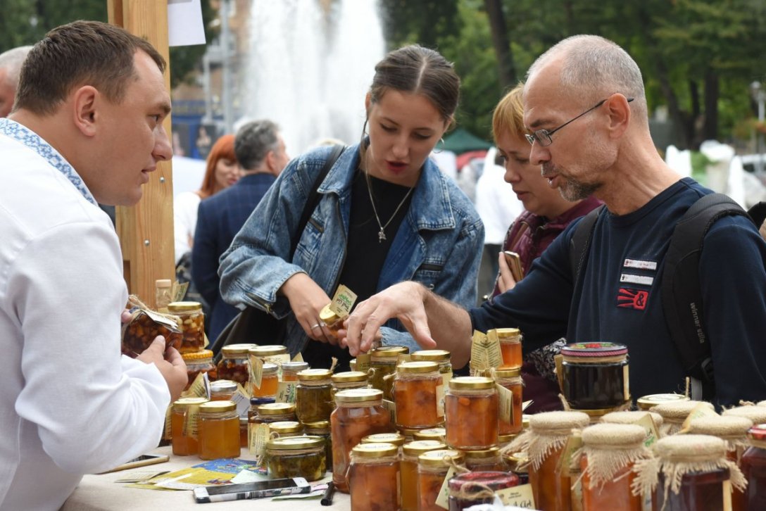 Влітку 2025 року ринок українського меду зазнає значних змін, що призводять до значного зростання цін