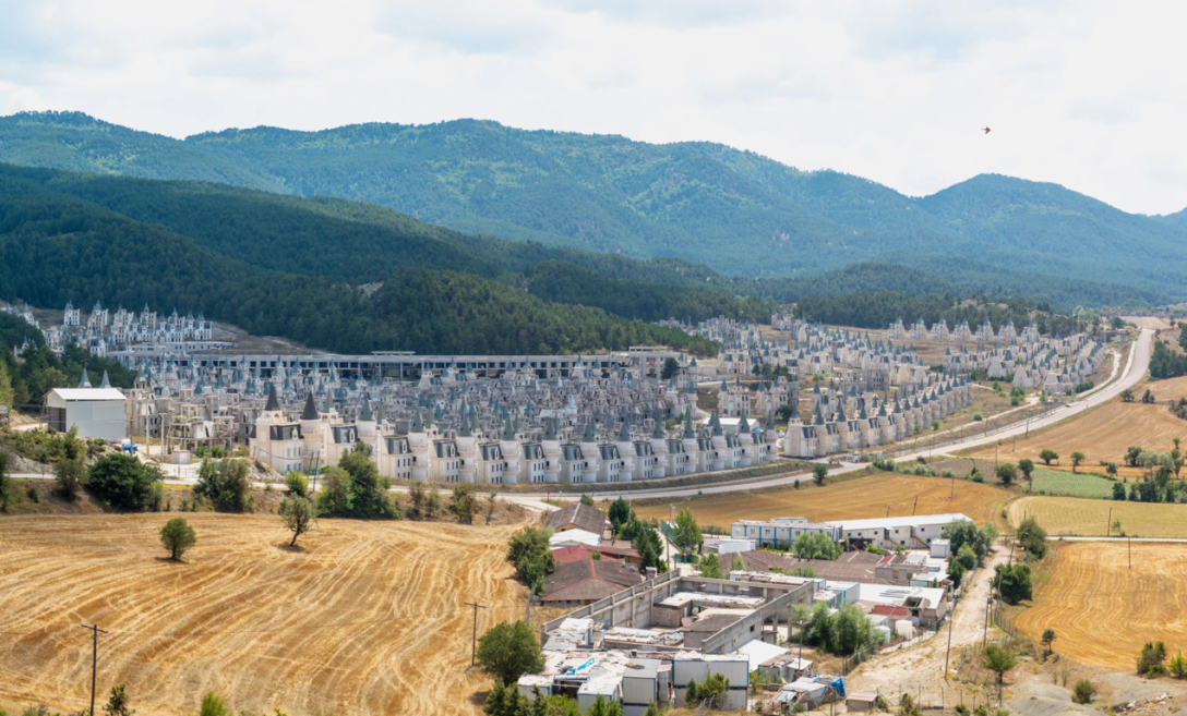 Роскошный курорт Бурдж-эль-Бабас в Турции Роскошный курорт Бурдж-эль-Бабас в Турции, который превратился в город-призрак