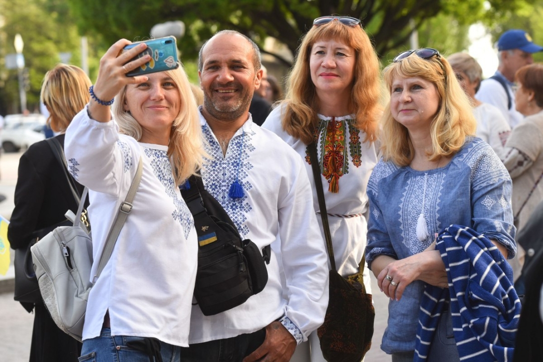 Menschen auf gestickten Fotos aus dem Jahr 2024