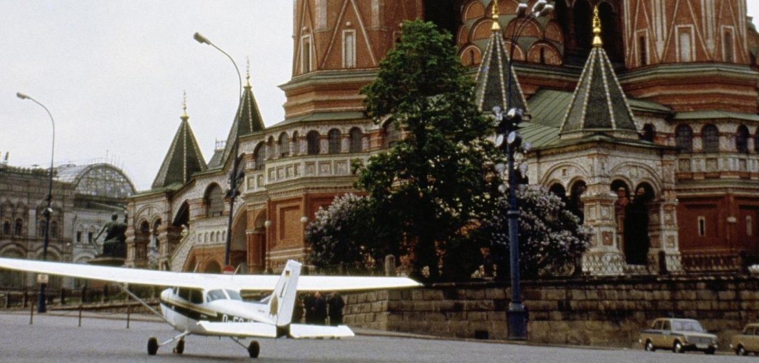 1987 рік. Літак Cessna 172 P перед собором Василя Блаженного на Червоній площі у Москві