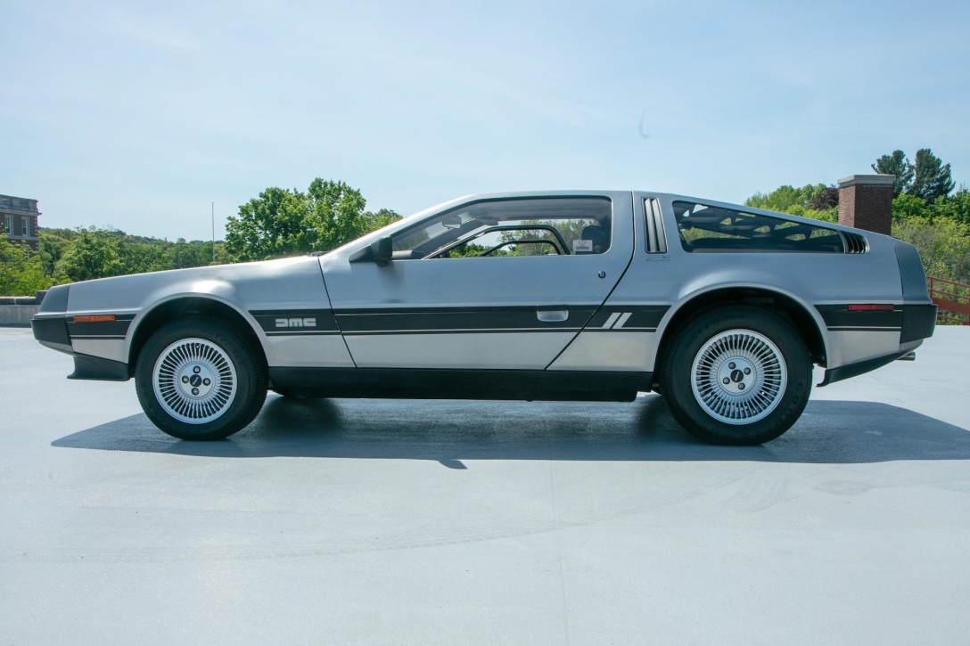 Обнаружен культовый DeLorean DMC-12 в состоянии нового авто (фото)