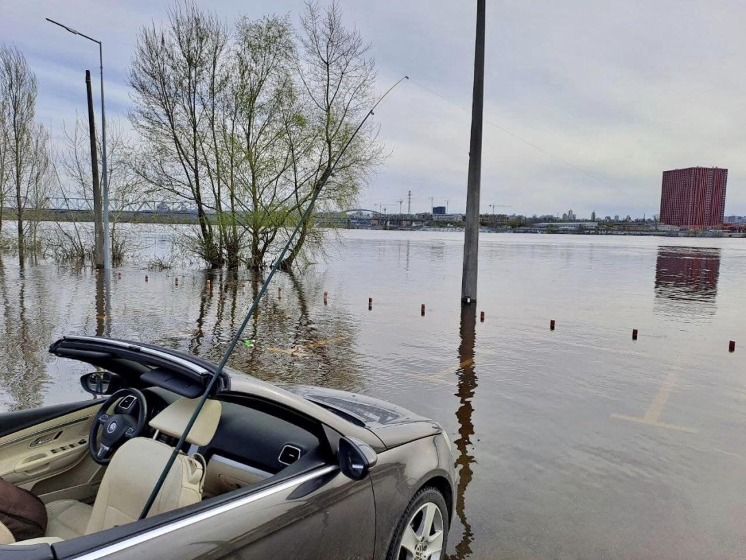 повінь у Києві, повінь в Україні, рибалка у Києві, Volkswagen Eos