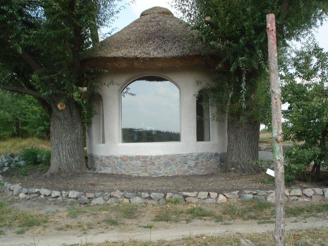 В Лидском районе есть дом, стены которого изготовлены из глины, сучьев и соломы