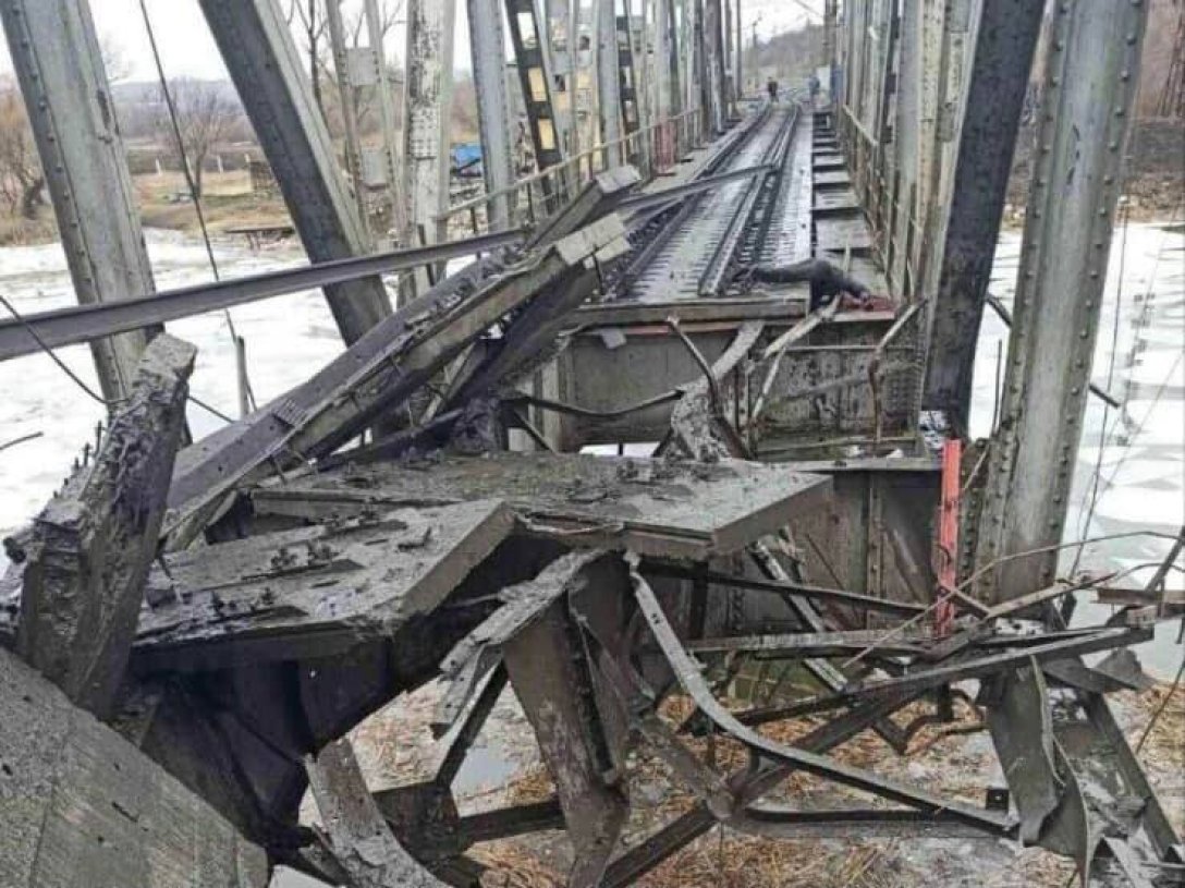 Жд мост курск. Ж/д мост запорожье. Подрыв жд моста в запорожье. Станица луганская разрушения. Ж/д мост запорожье.