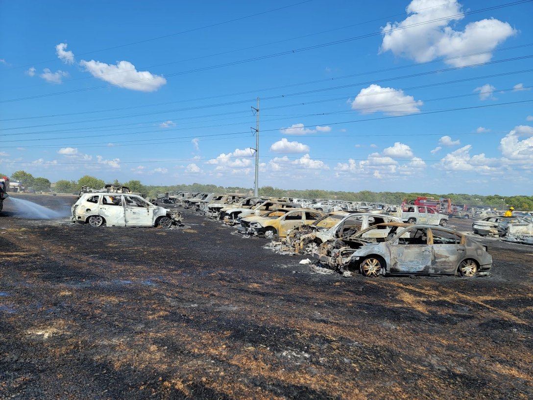 Непотушенный окурок стал причиной пожара, уничтожившего более 70 авто  (видео)