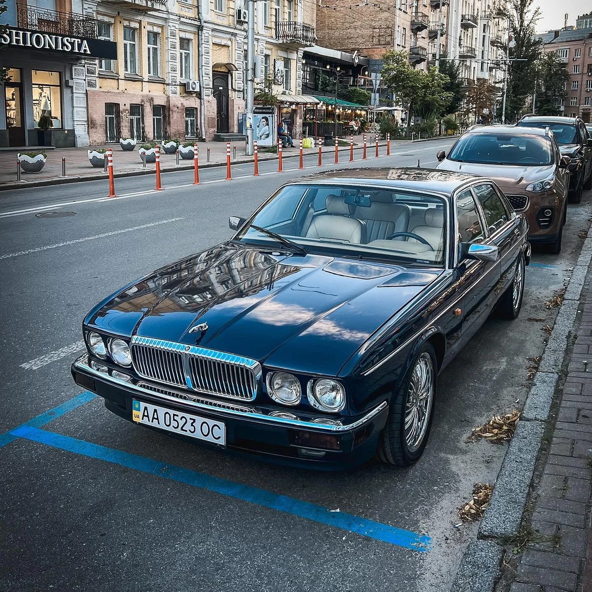 Раритетний седан Jaguar XJ6 помітили на вулицях Києва