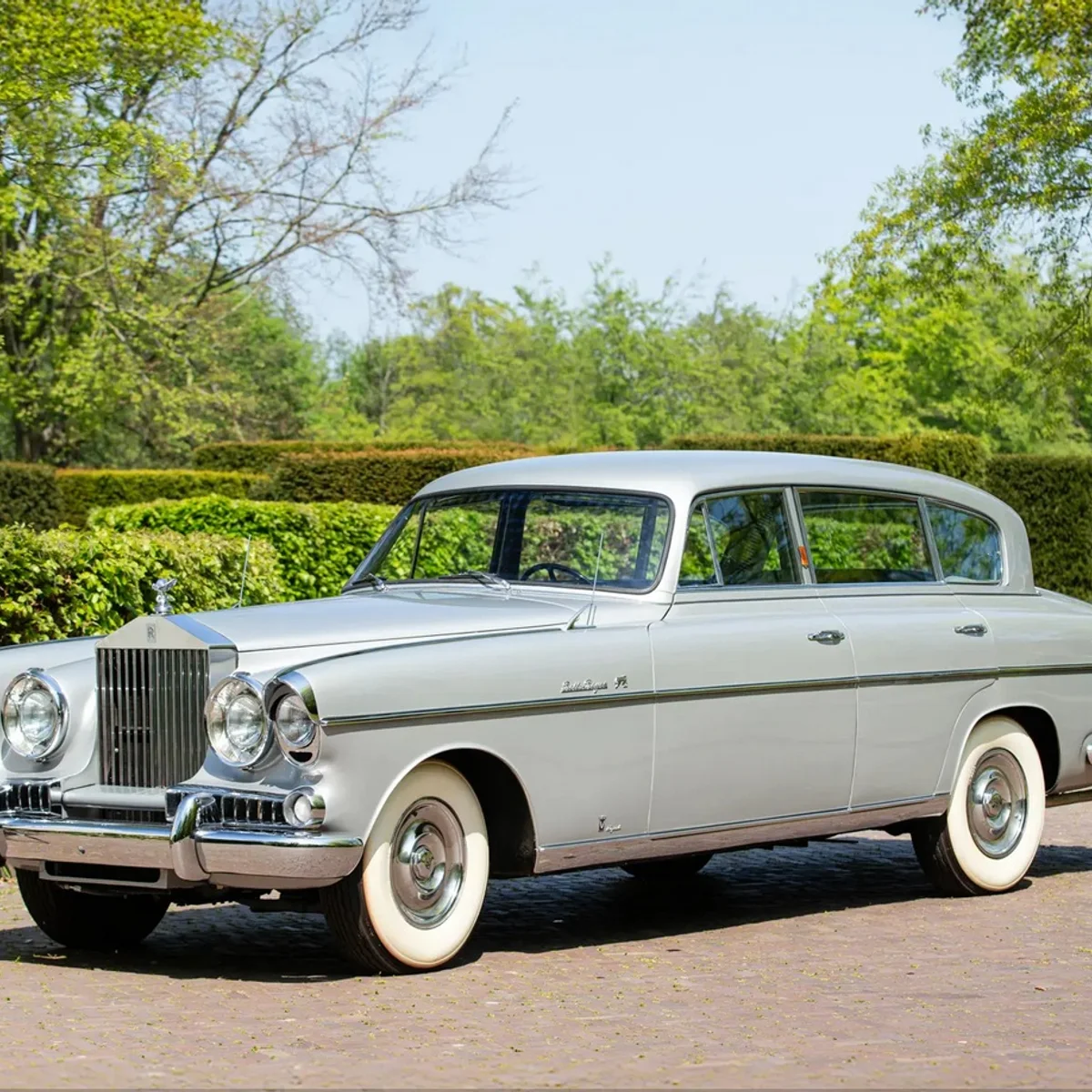 Rolls-Royce 1954 года с унитазом в салоне выставили на аукцион