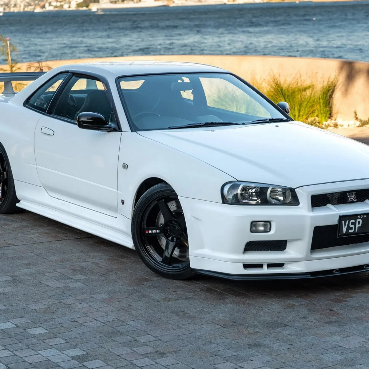 スカイライン 2000 GT-R ホワイト 0352 Nissan Skyline GT-R V-Spec N1 продали за 325 000 долларов