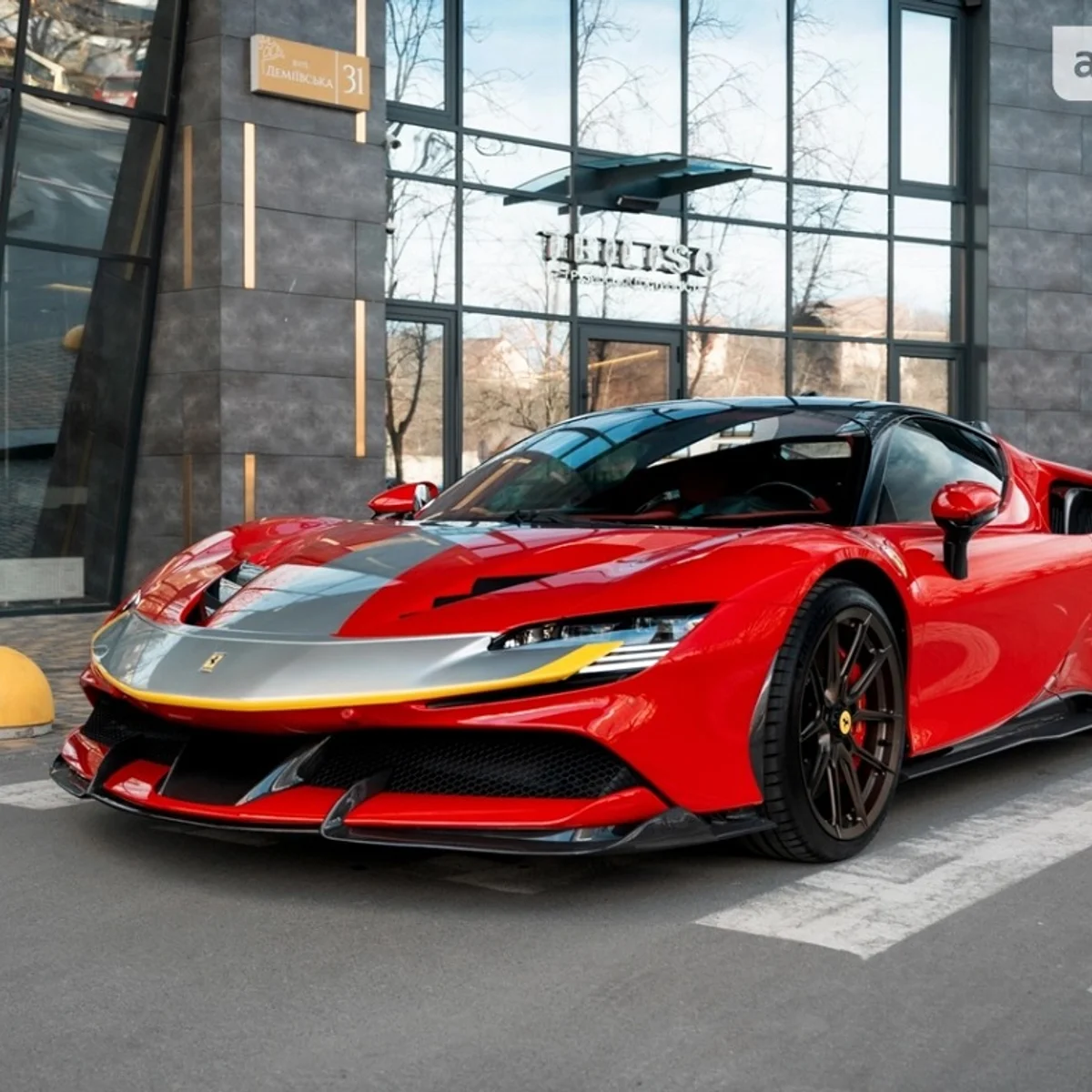 Ferrari SF90 Stradale за 800 000 долларов выставили на продажу в Киеве