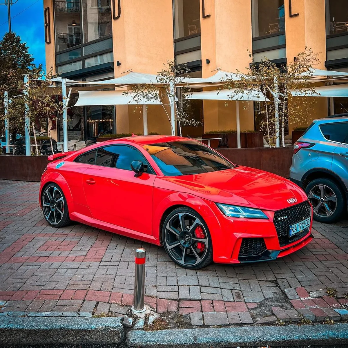 В Киеве заметили спорткар Audi TT RS яркого красного цвета