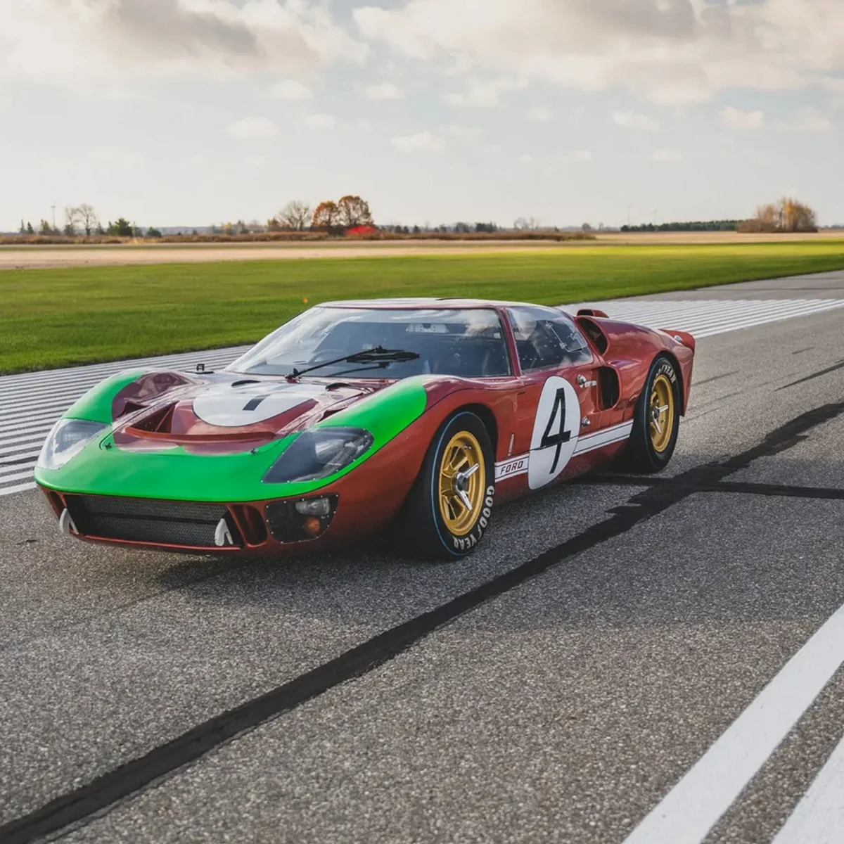 GT SERIES FOUR カーボンフォーク 2X8 16段変速 Ford GT40 1966 года ушел с молотка за $13,2 миллиона