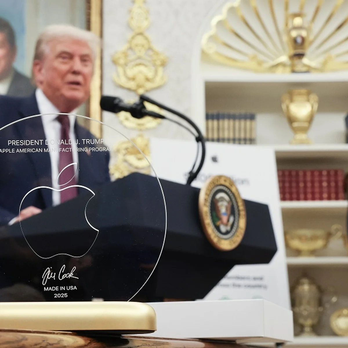 45代大統領Donald J. Trump 特別ラベル2019年　鏡面仕上げ Подарок, или взятка: миллиардер Apple преподнес Трампу золото (видео)