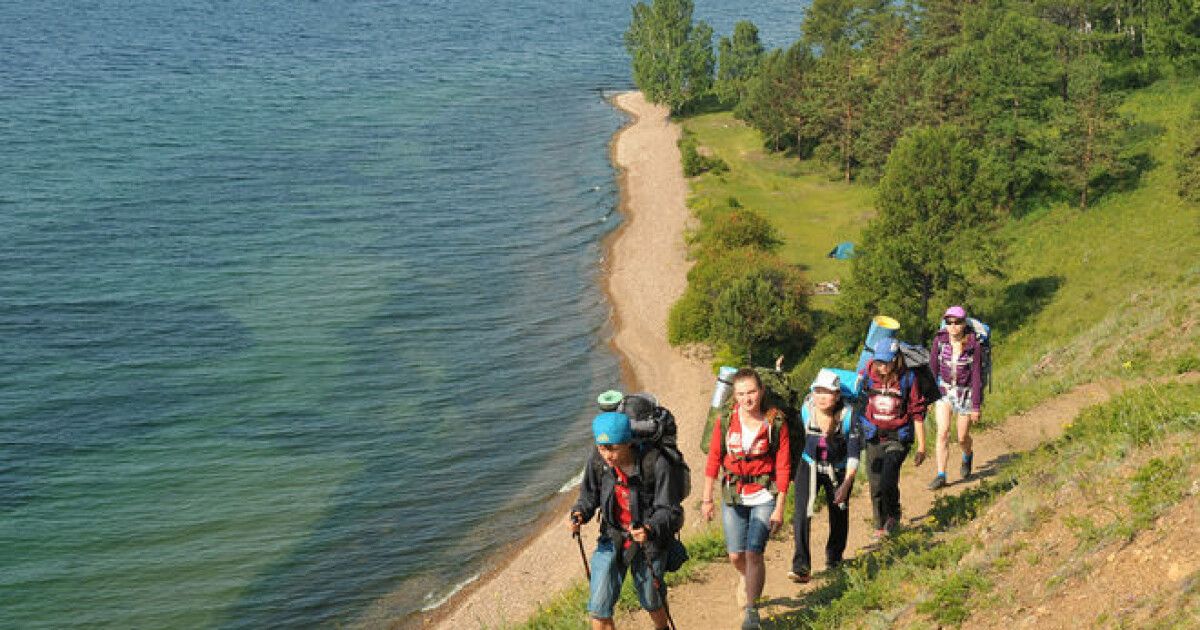 Туризм бюджет. Туристы на Байкале. Море. Байкал в августе. Шаман и туристы Байкал.