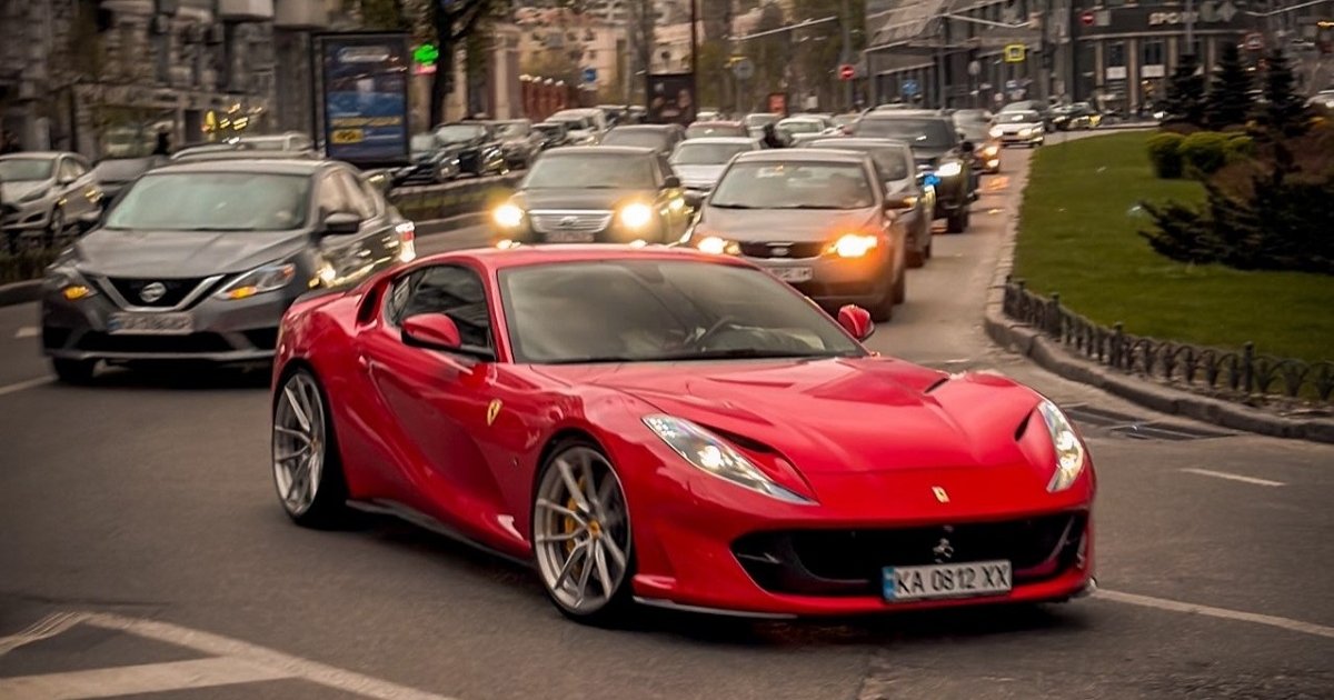 Суперкар Ferrari 812 мощностью 800 сил сфотографировали в Киеве