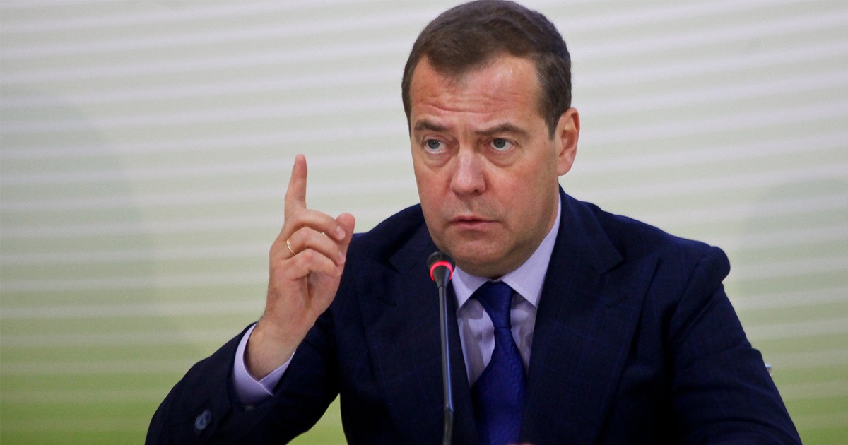 СМИ назвали автора постов Медведева