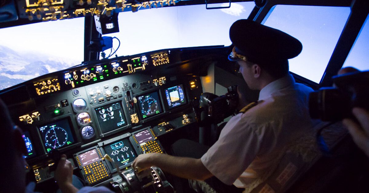 Самолет в реальной жизни. Симулятор самолета Боинг 737. Авиа пилот симулятор Боинг 747. Кабина пилота Боинг 737. Кабина f14b DCS второго пилота.