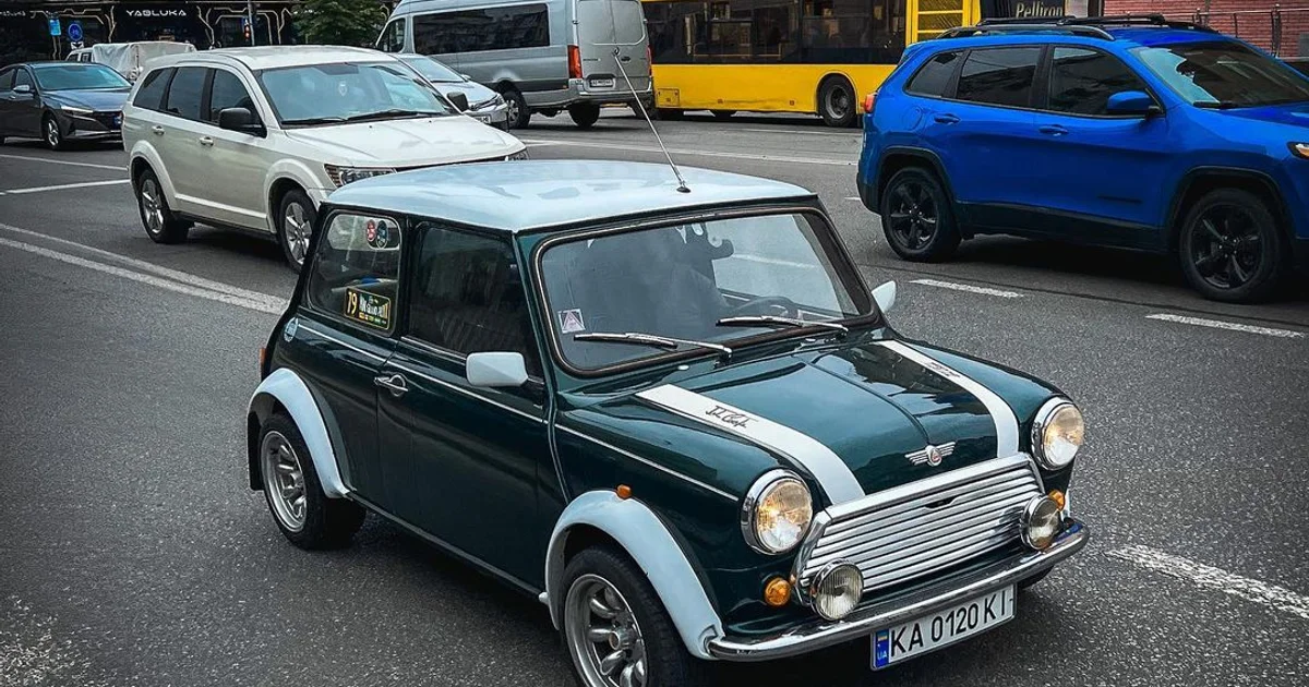 Mini Cooper 90-х заметили на улицах Киева — автомобиль окрашен в