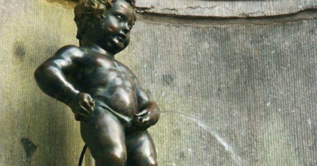 В Брюсселе скульптуру «Писающего мальчика» переодели в украинца