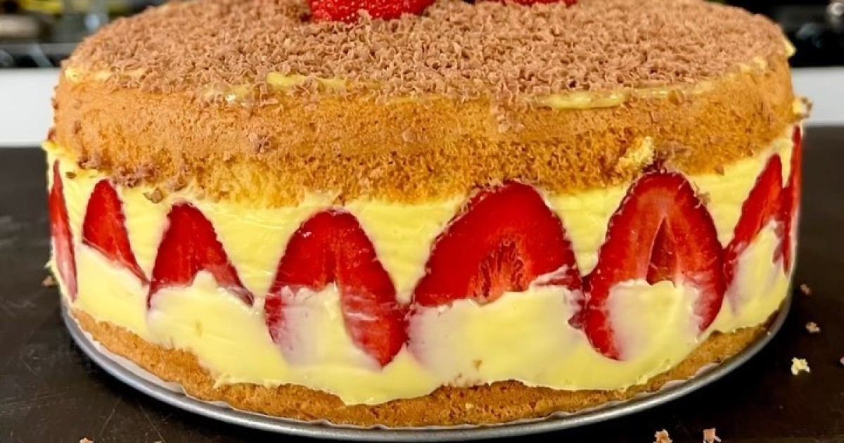 Бисквитный торт с клубничной пропиткой и белковым кремом