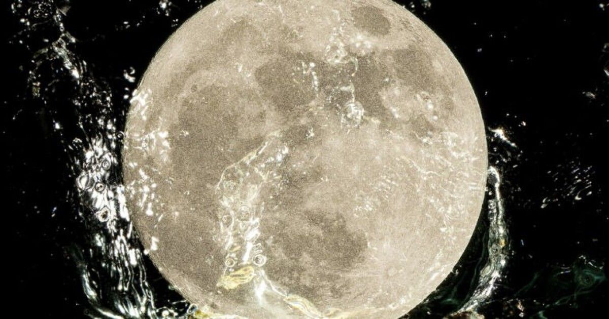 Лунная вода на луне. Вода на Луне. Учёная Луна. Возникновение Луны. Появление Луны фото.