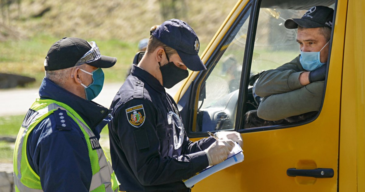 Обязан ли водитель предъявлять документы инспектору? - Юридические новости Украины