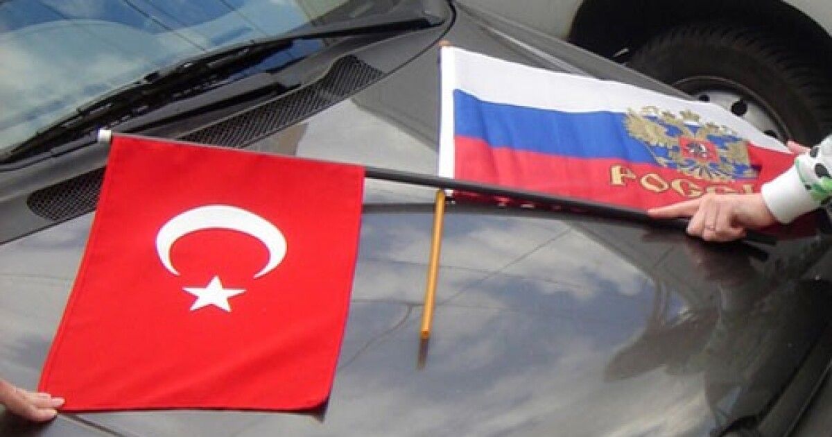 Турция на стороне россии. Турецкий флаг в авто. Флажки Турции на машине. РФ Турция флаги. Флаг России и Турции.