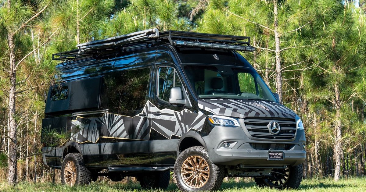 Mercedes Sprinter превратили в роскошный внедорожный дом на колесах (фото)