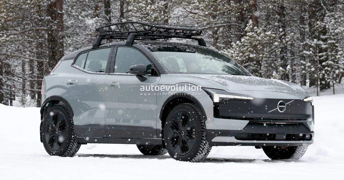 Новий Volvo EX30 Cross Country помітили під час тестів