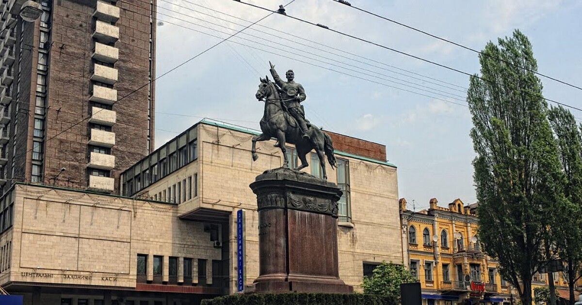 Памятник щорсу. Памятник Николаю Щорсу. Памятник Щорсу в Киеве. Памятник Щорсу бульвар Шевченко. Памятник Щорсу в Киеве снесли.