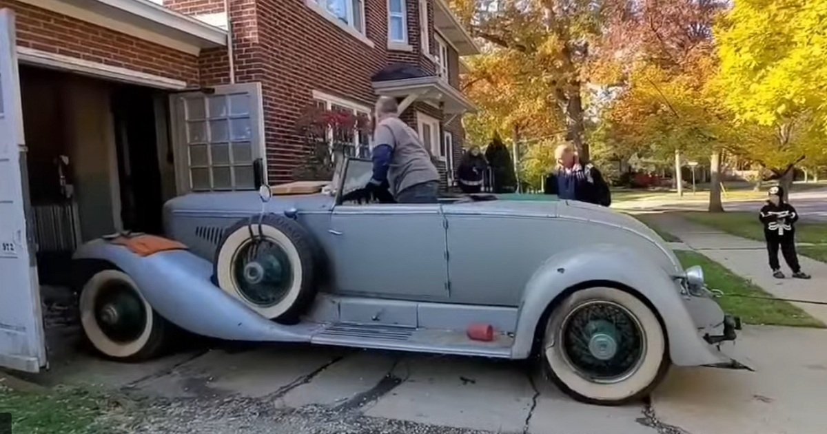 A rare American car for a million dollars stood abandoned in a garage for 50 years (video)