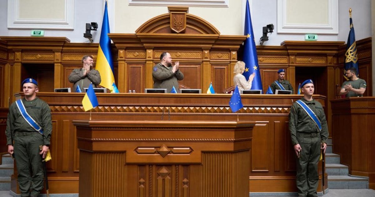 Президент, премьер-министр и глава парламента Украины подписали заявление о готовности страны стать членом ЕС