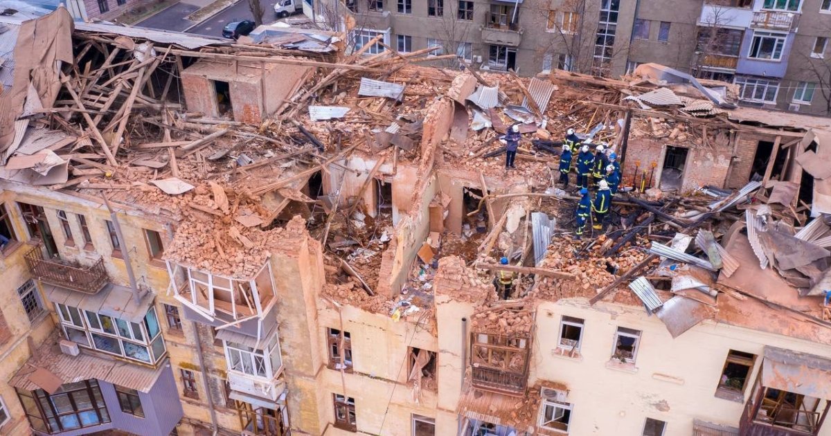 В Киеве на жилые дома упали обломки сбитых ракет