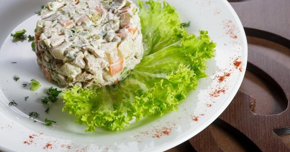 Столичный салат с мясом кабана