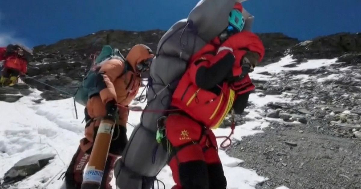 ‘mission Danger’ A Frozen Climber Is Rescued From The ‘death Zone’ On Everest Photo 24 News