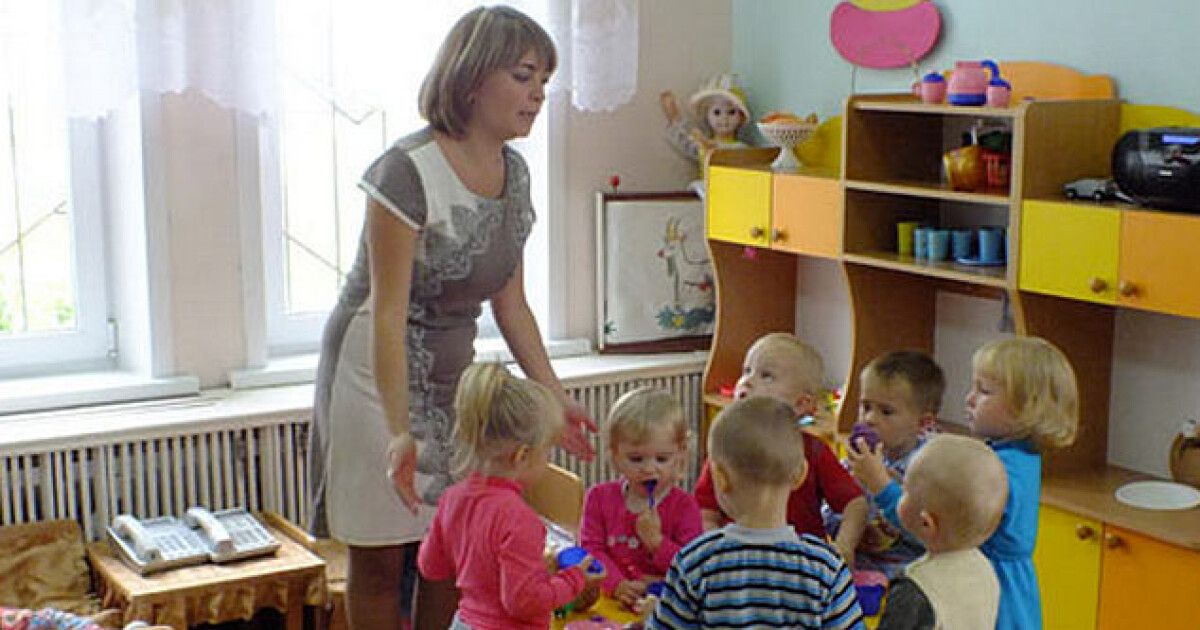 Воспитательница в детском саду. Воспиталки в детском саду. Воспитатель и нянечка в детском саду. Воспитательница в садике. Воспитатель в яслях.