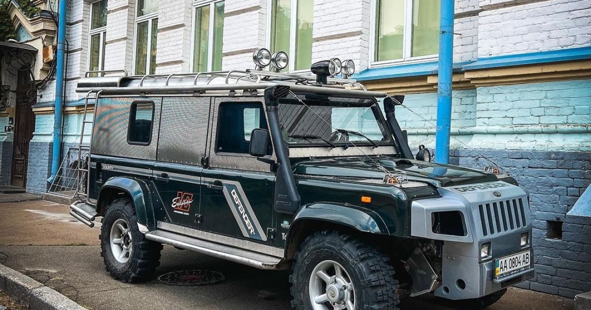 Unique Off-Road Tuning: Customized 1997 Land Rover Defender with Hummer-Inspired Design