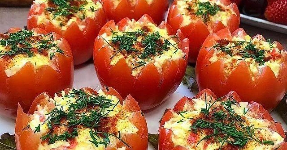 12 простых рецептов фаршированных помидоров - Лайфхакер