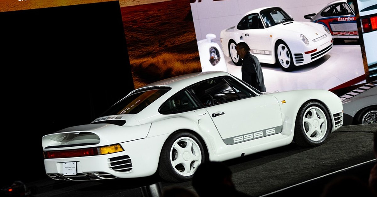 Капсулы времени Ferrari и Porsche продали за $32,8 миллиона — фото