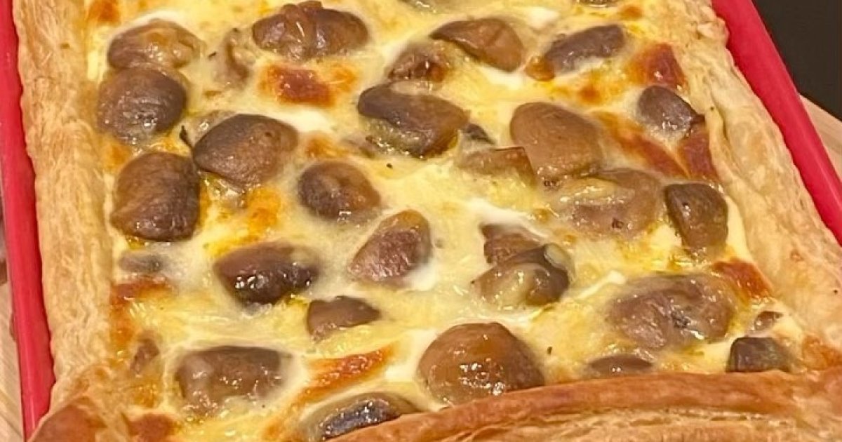 Пицца из слоеного теста с грибами, маслинами, помидорами черри
