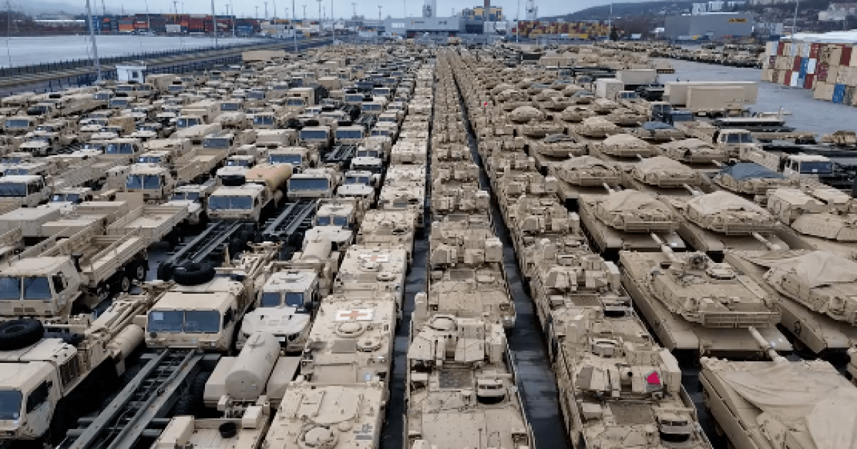 in the port of Gdynia showed a large-scale redeployment of US military equipment (video)