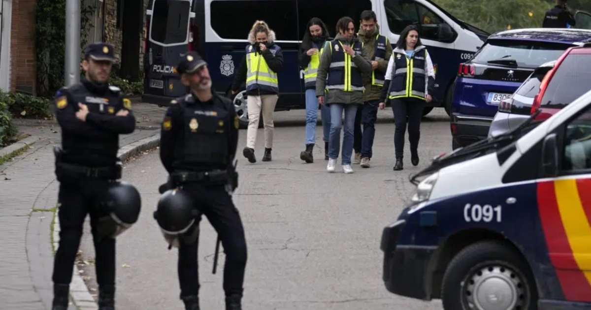 30 ноября 2022 16:10 В посольстве Украины в Мадриде взорвалась "почтовая бомба", пострадал сотрудник