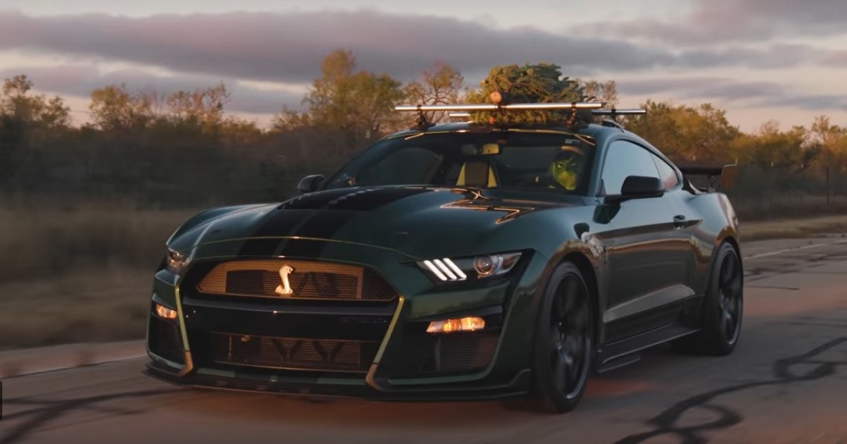 Ford Mustang with a Christmas tree on the roof was lost at 310 km/h (video)